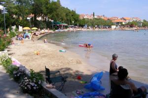Zdjęcie z galerii obiektu Family friendly seaside apartments Preko, Ugljan - 14692 w mieście Preko