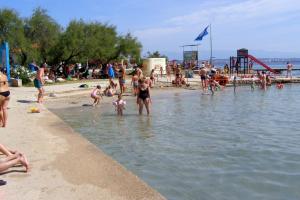 Zdjęcie z galerii obiektu Family friendly seaside apartments Preko, Ugljan - 14692 w mieście Preko