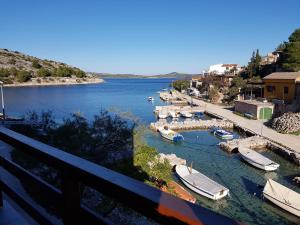 Fotografie z fotogalerie ubytování Apartments by the sea Cove Koromasna, Zirje - 15166 v destinaci Žirje