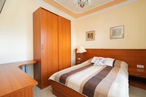 Posteľ alebo postele v izbe v ubytovaní Apartment Brodarica 15270a