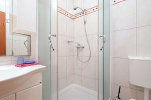 Kúpeľňa v ubytovaní Apartment Brodarica 15270a
