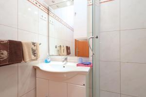 Kúpeľňa v ubytovaní Apartment Brodarica 15270a