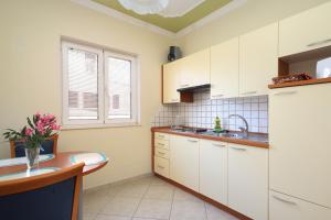 Kuchyňa alebo kuchynka v ubytovaní Apartment Brodarica 15270a