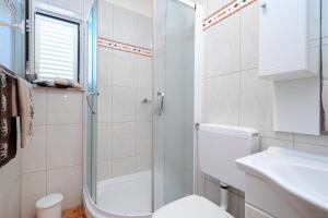Kúpeľňa v ubytovaní Apartment Brodarica 15270b