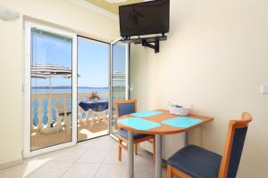 Televízia a/alebo spoločenská miestnosť v ubytovaní Apartment Brodarica 15270b + 14 fotografií