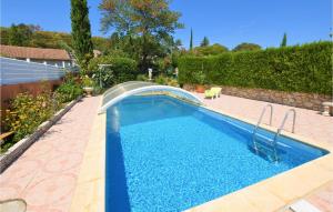 una piscina in un cortile con un piscina con un poolvisor di Cozy Home In Donzre With House A Panoramic View a Donzère