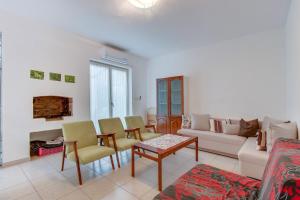 ein Wohnzimmer mit einem Sofa, Stühlen und einem Tisch in der Unterkunft Apartments by the sea Nerezine, Losinj - 2516 in Nerezine
