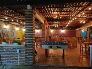 um restaurante com uma mesa de pingue-pongue no meio em Hacienda San Miguel em Tlayacapan