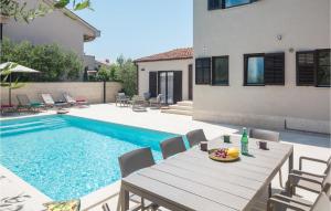 Bazén v ubytování Apartment Biskupija Iv nebo v jeho okolí + 37 fotografií