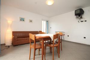 a living room with a table and chairs and a couch at Apartments with a parking space Nerezine, Losinj - 2518 in Nerezine