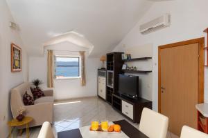 Μια τηλεόραση ή/και κέντρο ψυχαγωγίας στο Apartments with parking space Bol, Brac - 2899