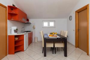 una cocina con una mesa con un bol de fruta. en Apartments with a parking space Bol, Brac - 2899 en Bol