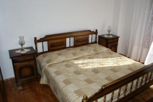 1 dormitorio con 1 cama grande y 2 mesitas de noche en Apartments with a parking space Bol, Brac - 2899 en Bol