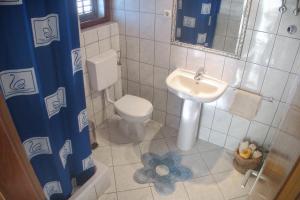 Ένα μπάνιο στο Apartments with parking space Bol, Brac - 2899 +33 φωτογραφίες