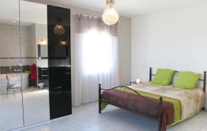 Ένα ή περισσότερα κρεβάτια σε δωμάτιο στο 4 Bedroom Awesome Home In Apt