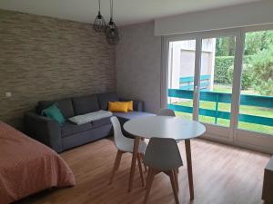 a living room with a couch and a table at Appartement, Verdun , proche centre ville in Verdun