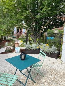 una mesa de picnic y dos sillas en un patio en La Félicité, 