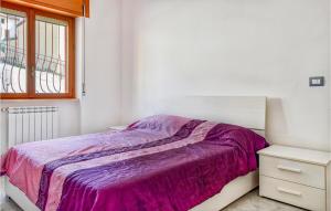 Dormitorio blanco con cama con manta morada en Cozy Apartment In Tortora With Wifi, en Tortora