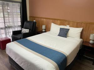 Postel nebo postele na pokoji v ubytování Highway Motor Inn Taree