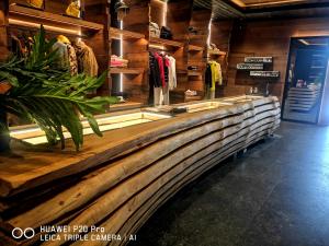 ein Geschäft mit einer Holztheke in einem Zimmer in der Unterkunft Apartment 42 Crans in Crans-Montana
