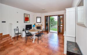 cocina y comedor con mesa y sillas en 2 Bedroom Beautiful Home In Monterosi en Monterosi