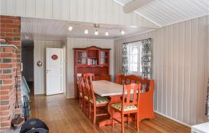comedor con mesa y sillas en Stunning Home In Sjusjen With House A Mountain View, en Sjusjøen