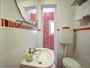 Et badeværelse på Appartamento Mughetto