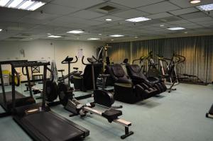 een fitnessruimte met veel cardio-apparatuur in een kamer bij The Premier Hotel in Tainan