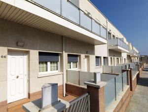 budynek z balkonami z boku w obiekcie Apartments Playa de Castelldefels w mieście Castelldefels