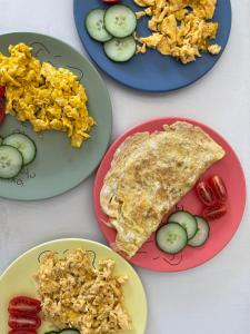 einen Tisch mit Teller mit Lebensmitteln, Eiern und Gemüse in der Unterkunft La Pierre in Limenaria