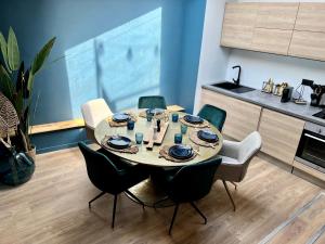 uma mesa de jantar e cadeiras numa cozinha em CALANQUE D'EN VAU em Cassis