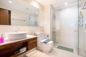 e bagno con lavandino, servizi igienici e doccia. di The Title Rawai Beach West Wing Pool Access Aparment a Rawai Beach