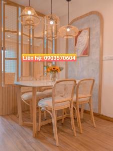 una sala da pranzo con tavolo e sedie di Quy Nhon Chillin' Apartment - FLC Sea Tower Quy Nhơn Căn Hộ Hướng Biển a Quy Nhon