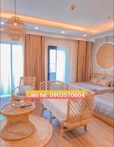 una camera con letto e tavolo di Quy Nhon Chillin' Apartment - FLC Sea Tower Quy Nhơn Căn Hộ Hướng Biển a Quy Nhon