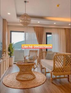 Quy Nhon Chillin' Apartment - FLC Sea Tower Quy Nhơn Căn Hộ Hướng Biển في كوي نون: غرفة معيشة مع أريكة وطاولة