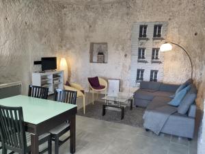 een woonkamer met een bank en een tafel bij Le Gite de la Loire in Rochecorbon