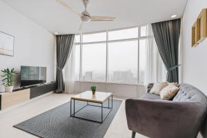 ein Wohnzimmer mit einem Sofa und einem Tisch in der Unterkunft Vortex KLCC Apartments in Kuala Lumpur