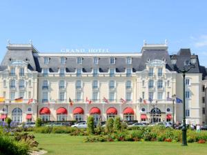 Zdjęcie z galerii obiektu Appart Cabourg Résidence Plein sud Face piscine aqualudique w mieście Cabourg