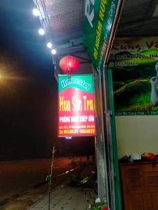 a sign for a hanoi sun tin restaurant at night at Homestay Hoa Sơn Tra in Mù Cang Chải