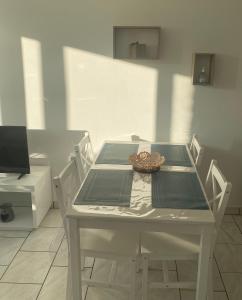 Zdjęcie z galerii obiektu Appart Cabourg Résidence Plein sud Face piscine aqualudique w mieście Cabourg
