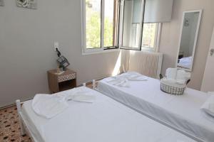 En eller flere senge i et værelse på Beautiful apartment in Plomari