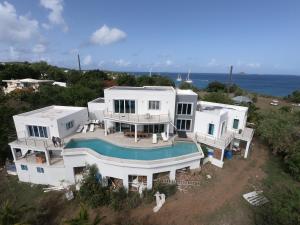 Villa Acquabella في Water Island: اطلالة جوية على بيت ابيض كبير مع مسبح
