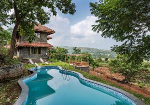 Výhled na bazén z ubytování SaffronStays Niramay, Torna-Rajgad - rustic pool villa with a gazebo and great forest views nebo okolí