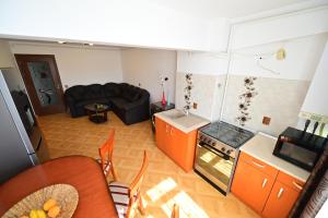 eine Küche und ein Wohnzimmer mit Luftblick in der Unterkunft Vacation Apartment with free parking in Sibiu