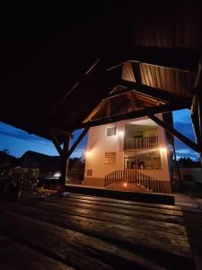 Una casa por la noche con una iluminación en House Mesić, en Smoljanac