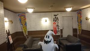 um quarto com sofás e bandeiras na parede em キャッスル24 em Hanno