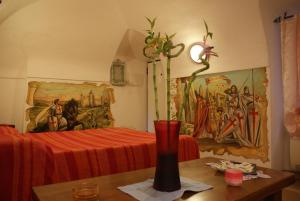 una habitación con una mesa con un jarrón con una planta en Antico Castello, en Seborga