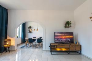 sala de estar con TV en la pared en 4-Zimmer Wohnung mit grandioser Aussicht in zentraler Lage, en Hannover