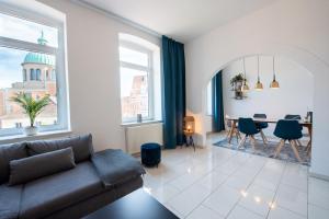 sala de estar con sofá y comedor en 4-Zimmer Wohnung mit grandioser Aussicht in zentraler Lage, en Hannover