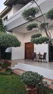 un patio de una casa con mesa y sillas en Residence L' Aubrais, en Limassol